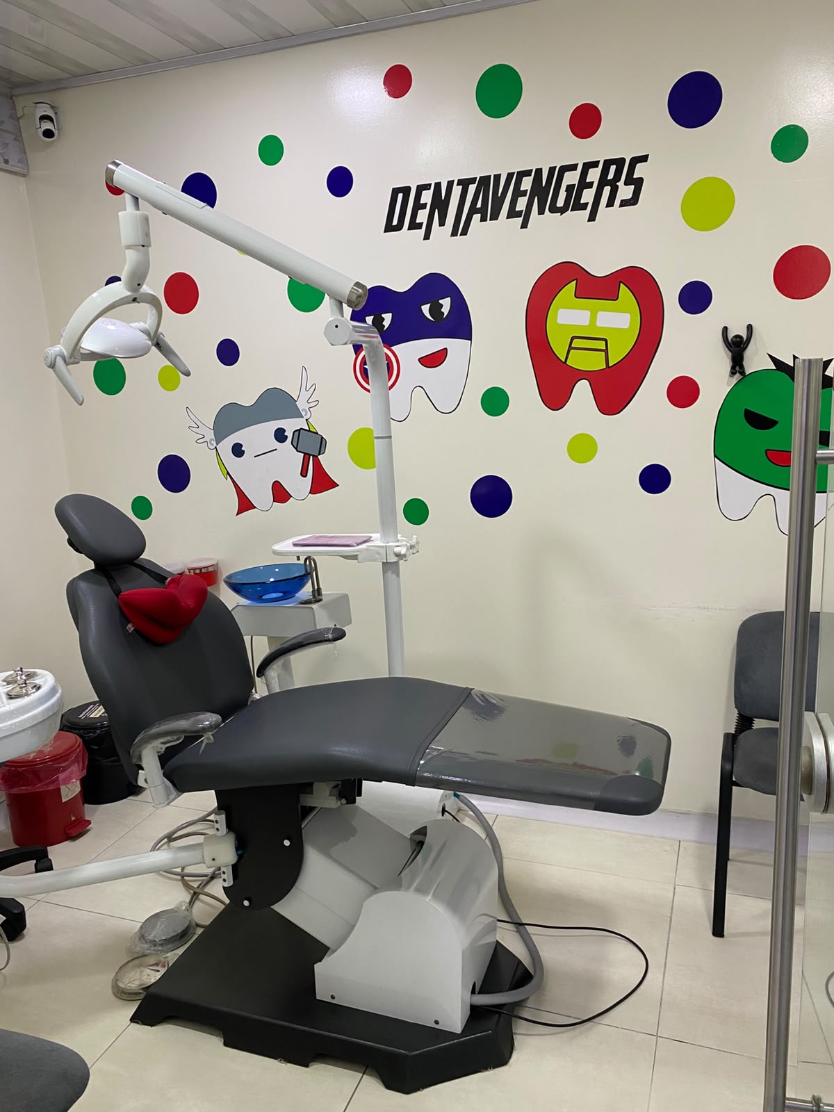 Consultorio infantil decorado con personajes de DentyAvengers